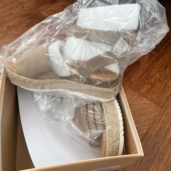 Sandals - Picture 3 of 4